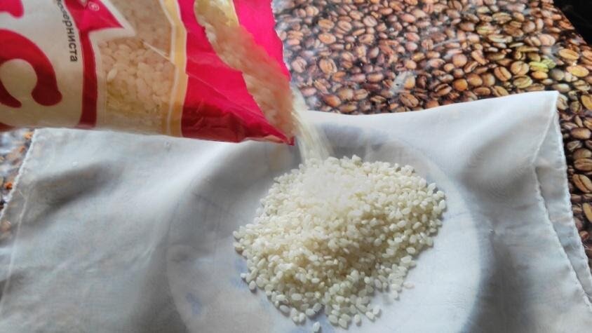 Насыпаю рис в марлю