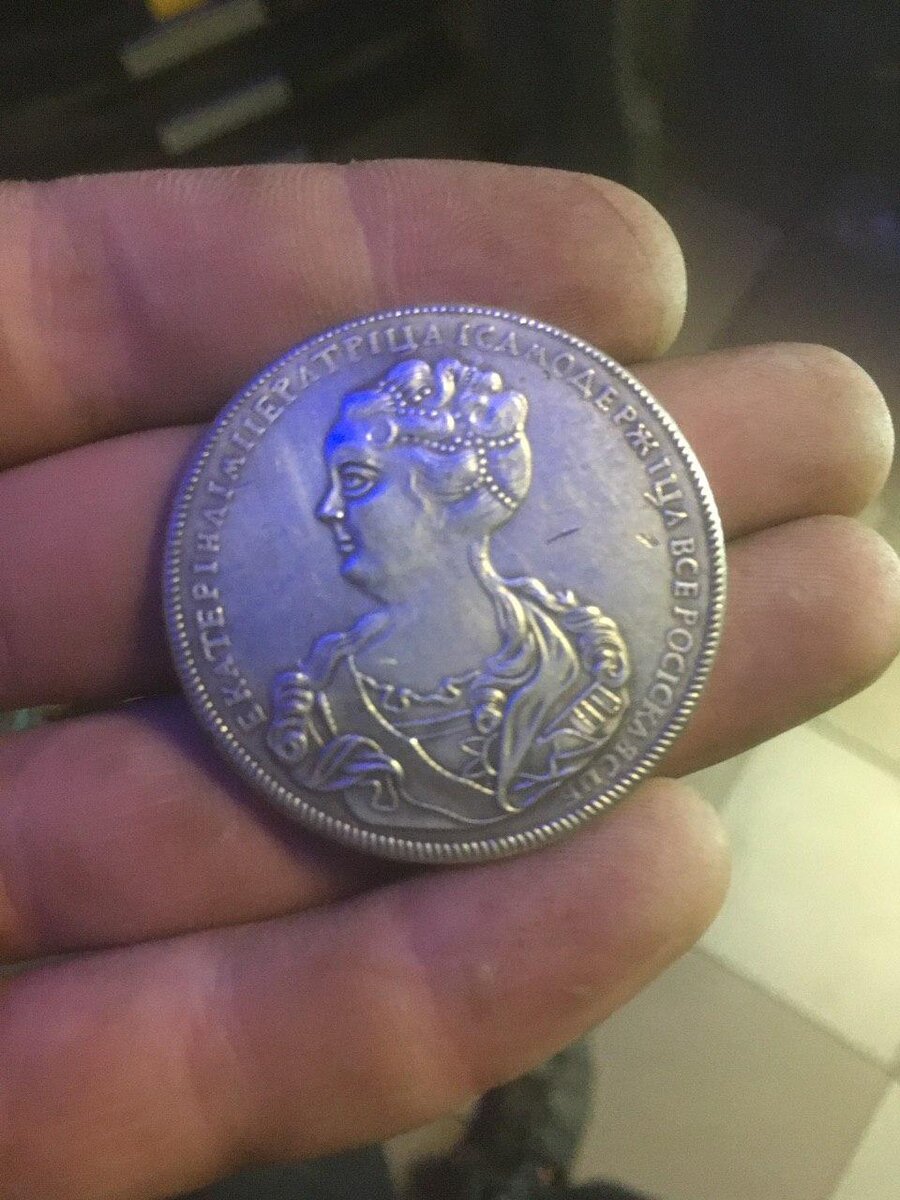 Вот такая монета попалась в  куче хлама. Аверс