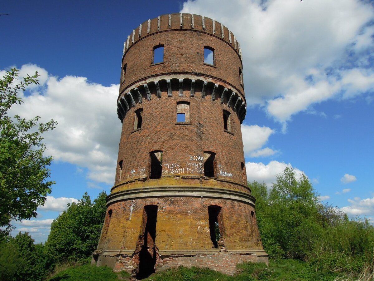 Водонапорная башня великий новгород. Водонапорная башня рожновского ссср. Гатчина приорат водонапорная башня. Водонапорная башня карелия. Водонапорная башня это.
