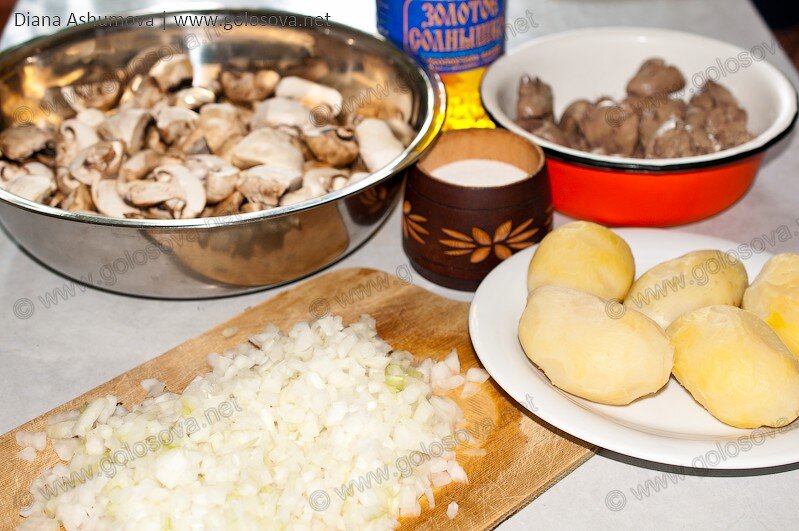 отварной картофель, вареная куриная печень, грибы шампиньоны