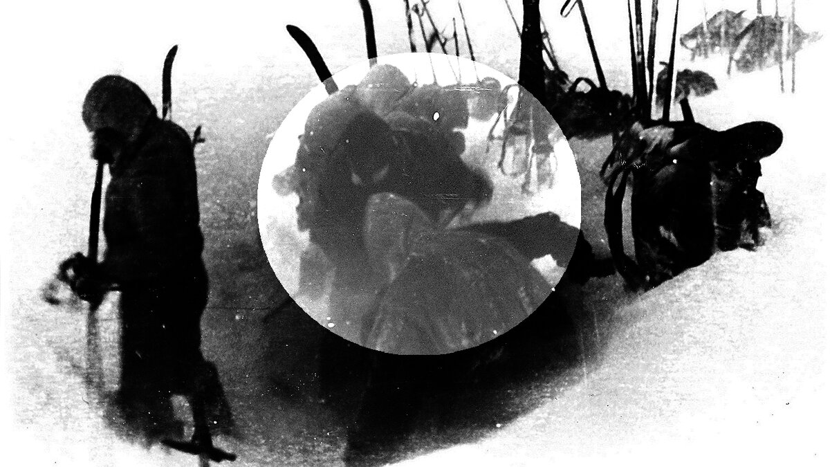 Перевал Дятлова. Туристы на склоне горы "1079"