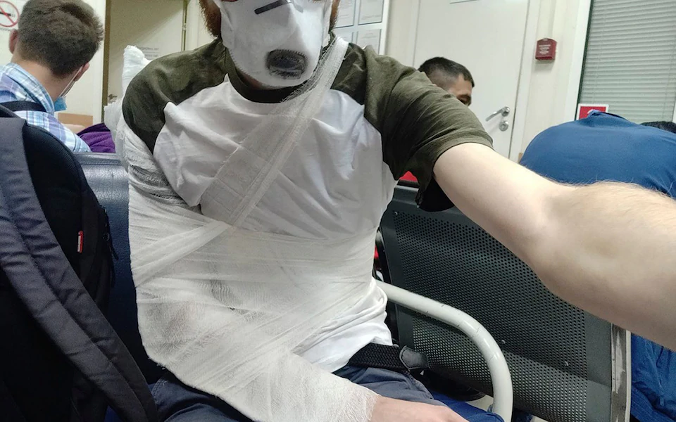 Журналист Давид Френкель сломал руку полицейскому на избирательном участке в Санкт-Петербурге ФОТО: David Frenkel / AP via David Frenkel