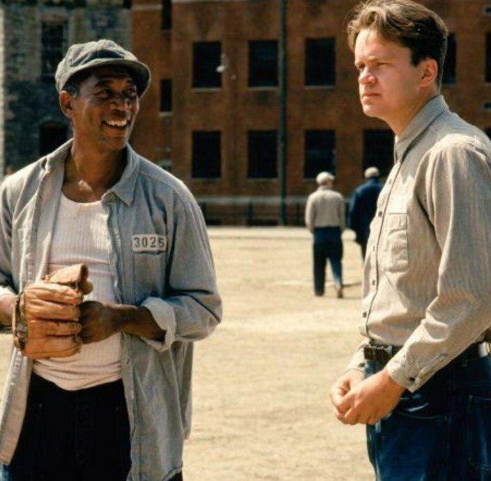 Момент встречи Энди и Рэда в фильме «Побег из Шоушенка» снимался 9 часов подряд. Все это время актеру Моргану Фримену нужно было бросать бейсбольный мяч. 