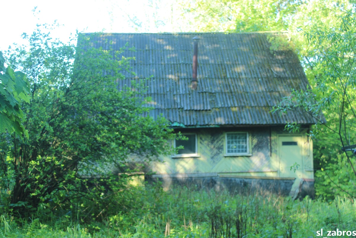 Вначале походили вокруг,так как было неясно обитаема она или нет...