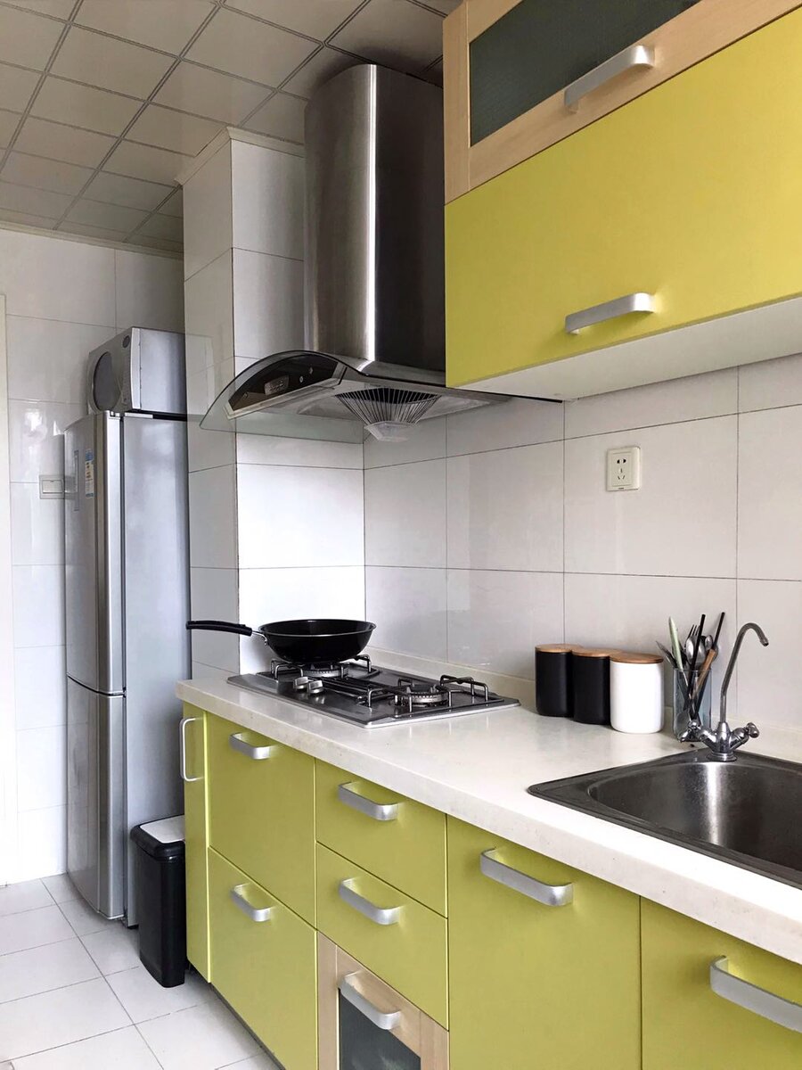 Часть кухни с рабочей поверхностью.