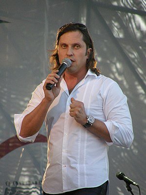 Автор: Andrew Butko, CC BY-SA 3.0, https://commons.wikimedia.org/w/index.php?curid=10580593 
Концерт в парке Щербакова (Донецк) 6 июня 2010 года. Ведущий концерта Александр Ревва.
Andrew Butko
CC BY-SA 3.0
File:Александр Ревва на концерте в Донецке 6 июня 2010 года 015.JPG
Создано: 6 июня 2010 г.
Географическое положение: 47° 59′ 42″ N, 37° 47′ 21″ E

https://ru.wikipedia.org/wiki/%D0%A0%D0%B5%D0%B2%D0%B2%D0%B0,_%D0%90%D0%BB%D0%B5%D0%BA%D1%81%D0%B0%D0%BD%D0%B4%D1%80_%D0%92%D0%BB%D0%B0%D0%B4%D0%B8%D0%BC%D0%B8%D1%80%D0%BE%D0%B2%D0%B8%D1%87#/media/%D0%A4%D0%B0%D0%B9%D0%BB:%D0%90%D0%BB%D0%B5%D0%BA%D1%81%D0%B0%D0%BD%D0%B4%D1%80_%D0%A0%D0%B5%D0%B2%D0%B2%D0%B0_%D0%BD%D0%B0_%D0%BA%D0%BE%D0%BD%D1%86%D0%B5%D1%80%D1%82%D0%B5_%D0%B2_%D0%94%D0%BE%D0%BD%D0%B5%D1%86%D0%BA%D0%B5_6_%D0%B8%D1%8E%D0%BD%D1%8F_2010_%D0%B3%D0%BE%D0%B4%D0%B0_015.JPG