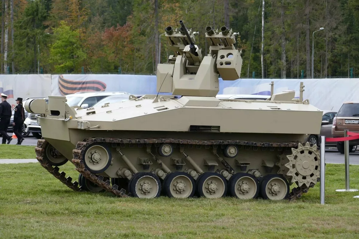 Боевой. Бас-01г БМ соратник. Бас 01 БМ "соратник". Боевой робот Нахлебник концерна Калашников. Боевой робот соратник концерна Калашников.