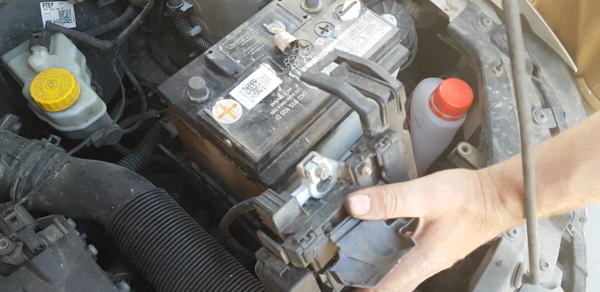 Снятие плюсовой клеммы