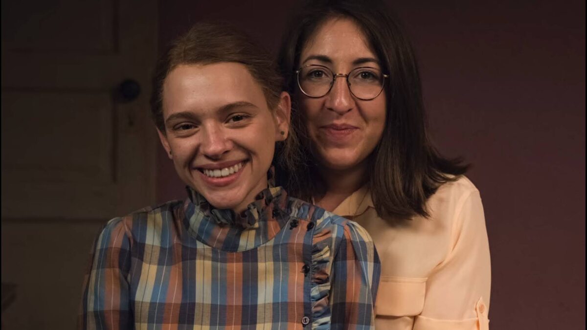 Шиира Хаас и Дебора Фельдман. Исполнительница главной роли и её прототип. Источник: Netflix.