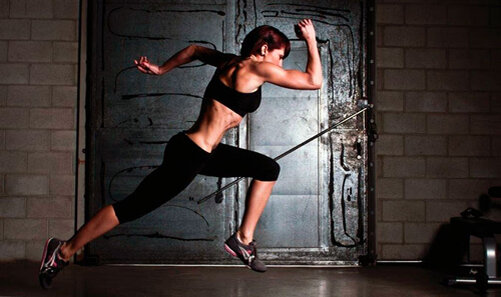 1. Кардио упражнения (бег, гребля, велоезда, прыжки со скакалкой и т.п.).  Такой тренинг вам поможет избавиться от лишних кило, что просто  необходимо для приобретения рельефных мышц от силовых упражнений.