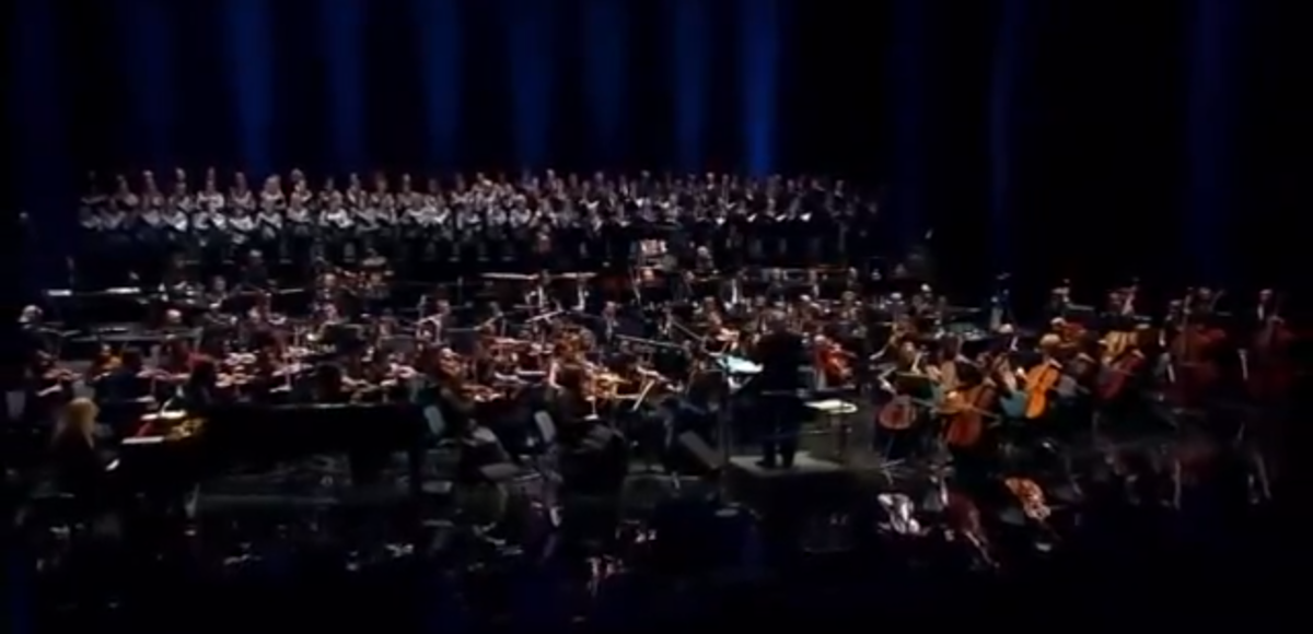 Эннио Морриконе с большим симфоническим оркестром Sofia Symphony Orchestra и хором на концерте в Москве. 