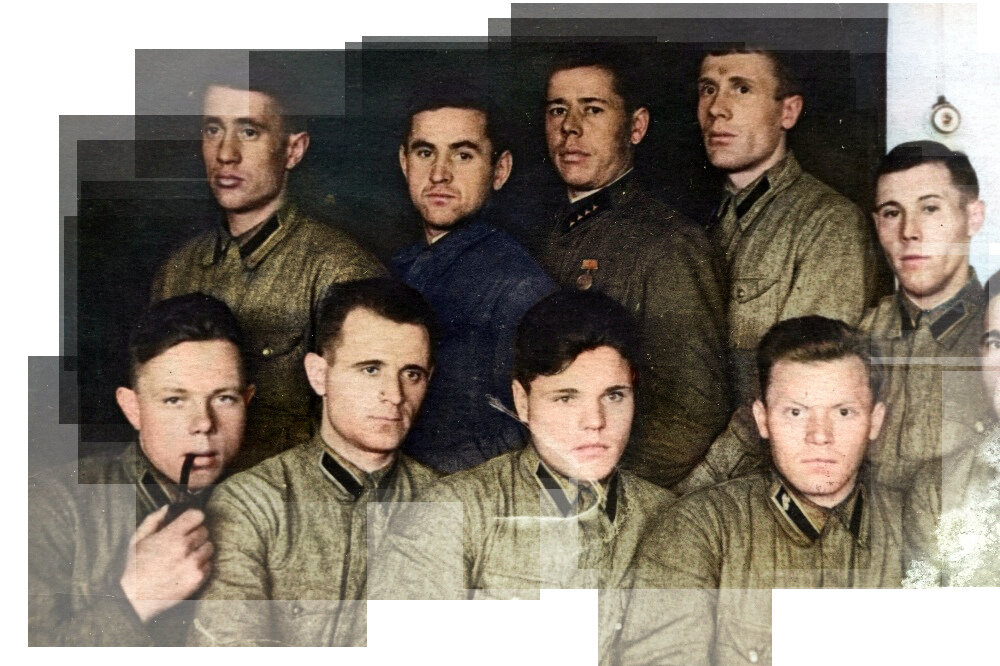 Группа первых добровольцев с Челябинского тракторного завода перед отправкой на фронт. На снимке (слева направо) сидят: Василий Алексеевич Кухарев, Павел Игнатьевич Никитин, Степан Степанович Мельников, Николай Петрович Чунихин; стоят: Сергей Александрович Потапов, Александр Васильевич Бойков, Закир Хасанович Юсупов, Константин Дмитриевич Кочкин, Иван Дмитриевич Журкин. Октябрь, 1941 год. Источник: iam-krasnoyarsk.livejournal.com. Фотография использована в качестве иллюстрации.