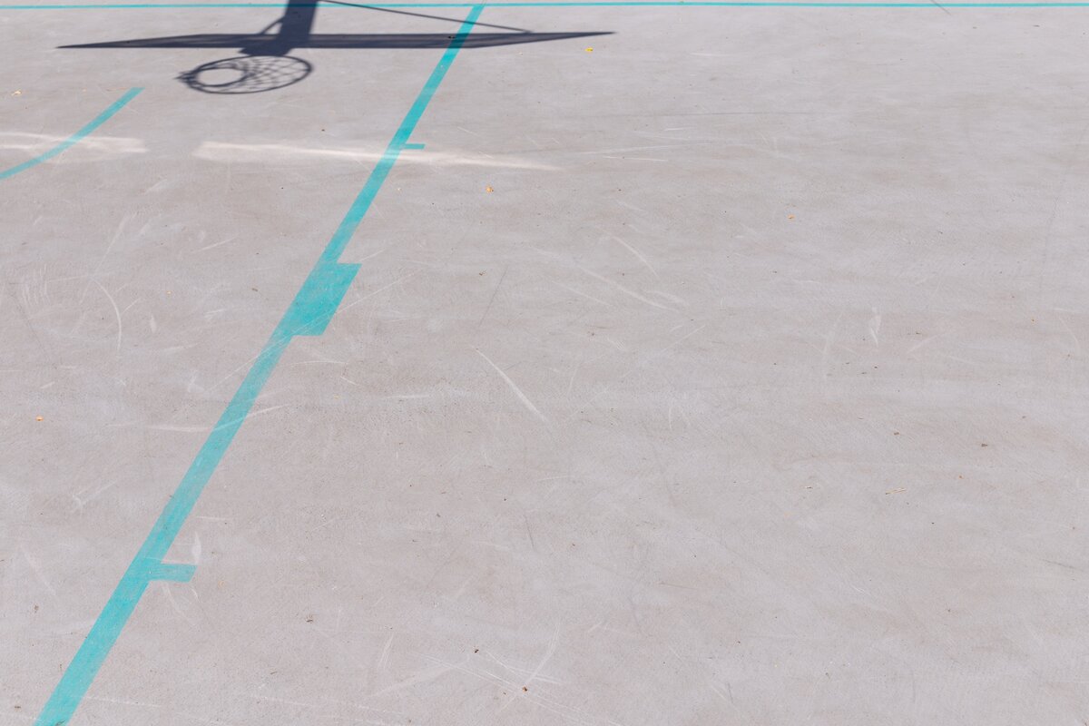 Пустая баскетбольная площадка с тенью от кольца