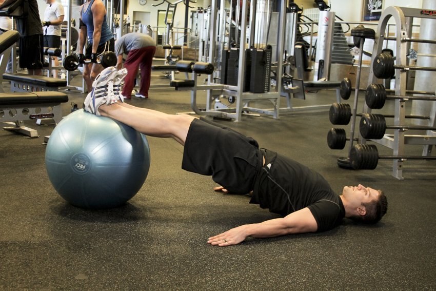 Упражнения с фитболом для расслабления мышц поясницы. Снимаем боль в спине простыми упражнениями.