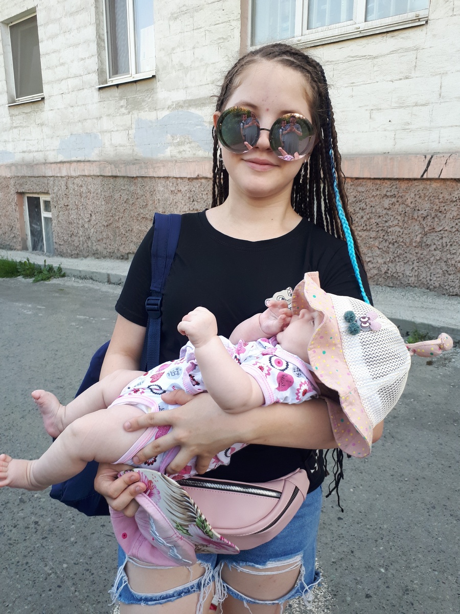 Моя самая старшая дочь, держит самую младшую 😍  