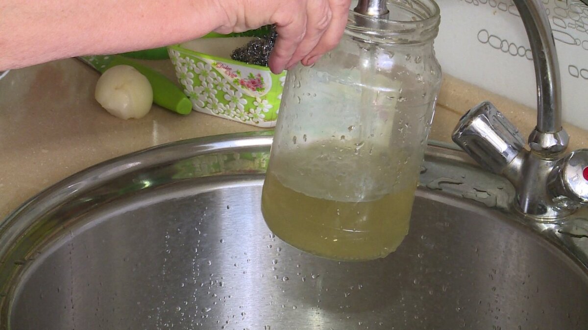 Вода чернела. Зеленая вода из крана. Зеленоватая вода из крана. Вода из скважины мутнеет. Из крана течет зеленоватая вода.