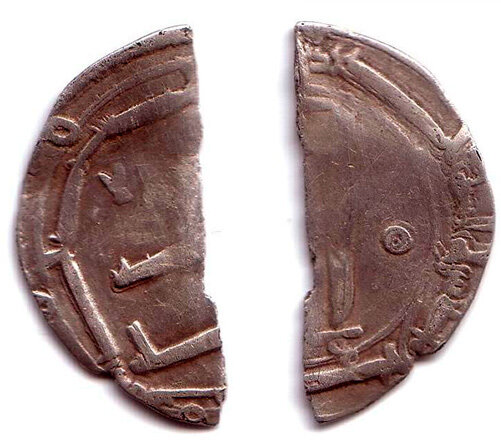 "Резаны" (половина арабского серебрянного дирхема.) Own work (Yevlem) / CC BY-SA (https://creativecommons.org/licenses/by-sa/3.0)