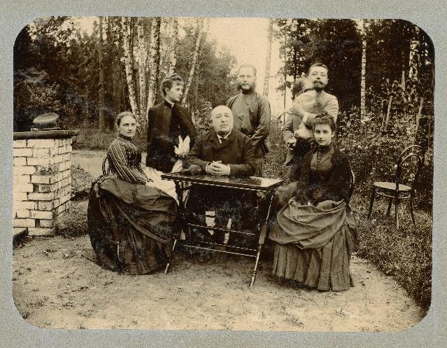 Борис Нейдгардт с женой и детьми в "Отраде"