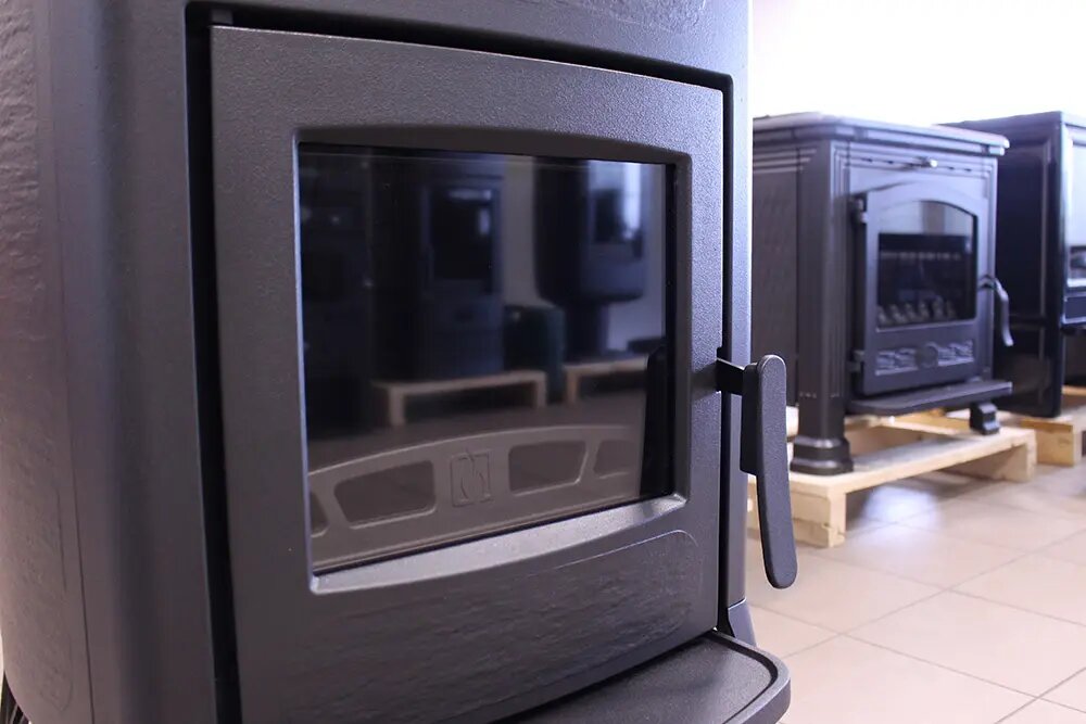 Корпус печи камина Plamen Amity 3 выполнен из чугуна. Чугун термостойкий и недорогой материал. Он слабо расширяется при нагреве, обеспечивает высокую теплоотдачу и мягкое излучающее тепло. Чугунную печь надо ставить дальше от горючих материалов и хорошо изолировать стены. Печи мощные и излучение тепла на расстоянии 1 метра проникающее.

