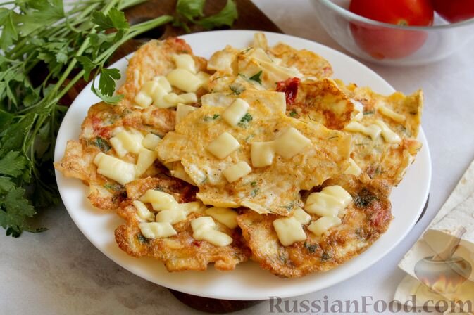 лаваш, яйца, сыр твёрдый, помидоры, зелень петрушки, масло растительное, соль, перец чёрный молотый