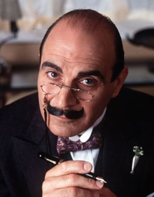 Фрагмент сериала "Пуаро Агаты Кристи" , 1989-2013.  Сценаристы  - Энтони Хоровиц и Клив Экстон, продюсер -  Брайан  Истмен, режиссеры  - Эдвард Беннет и Ренни Рай. В главной роли - Дэвид Суше.  На лацкане пиджака - бутоньерка.