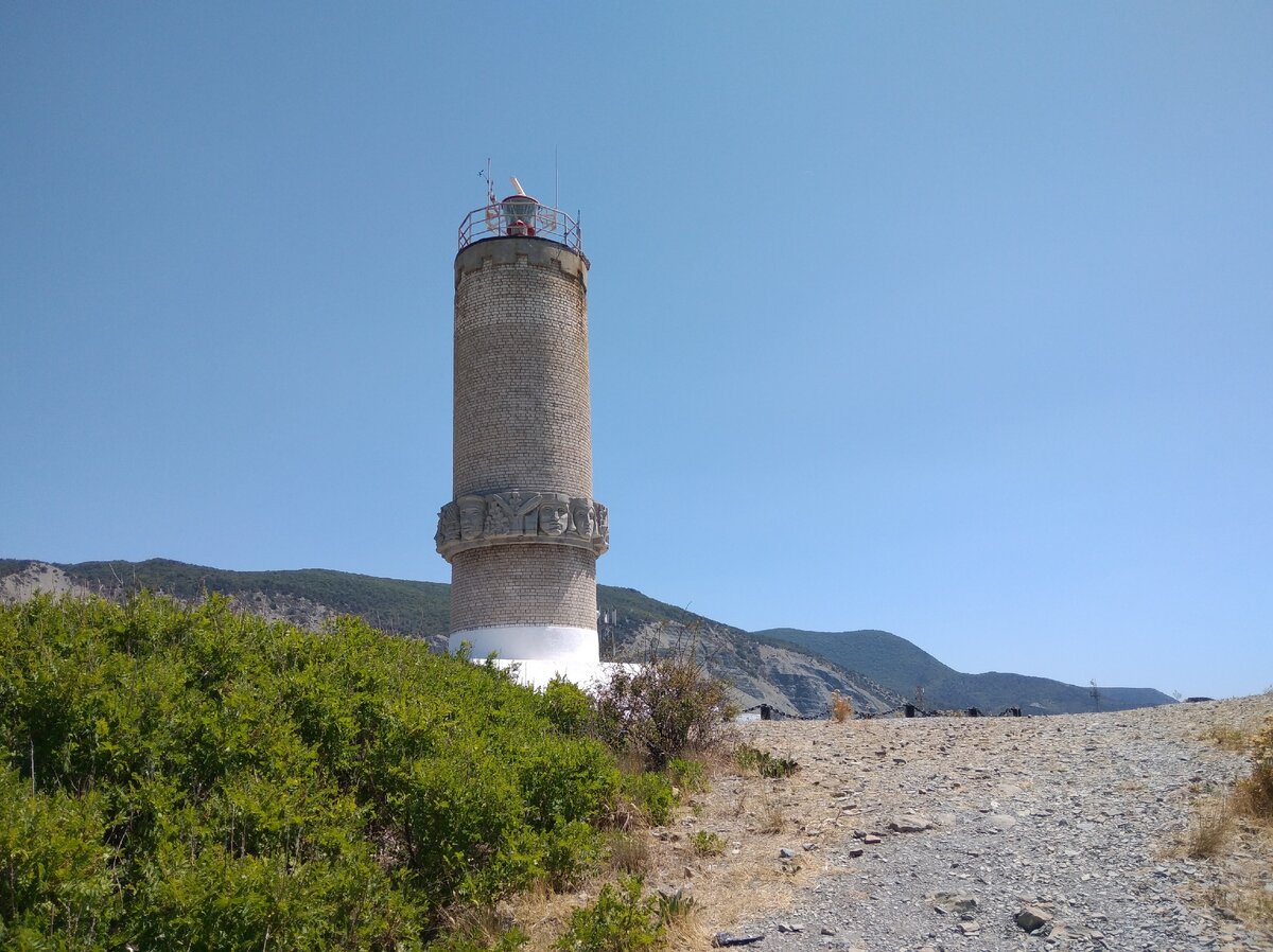Остров поселок Большой Утриш. Вид на маяк