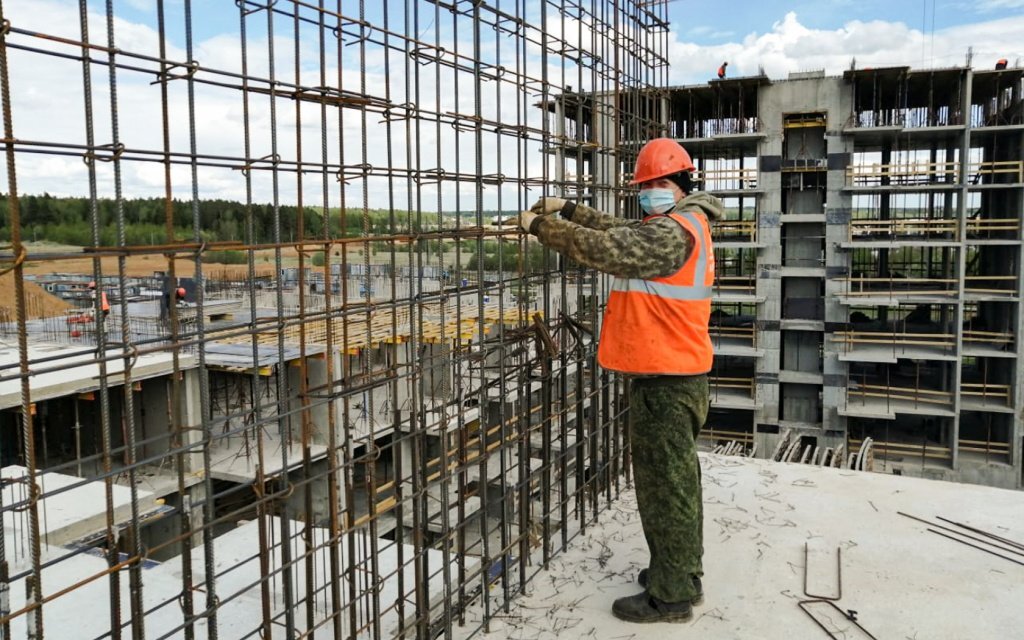 Работа в полянах. Никопласт невинномысск. Повара на раздаче. Повар столовая. Остановка техникум киров шаурма.