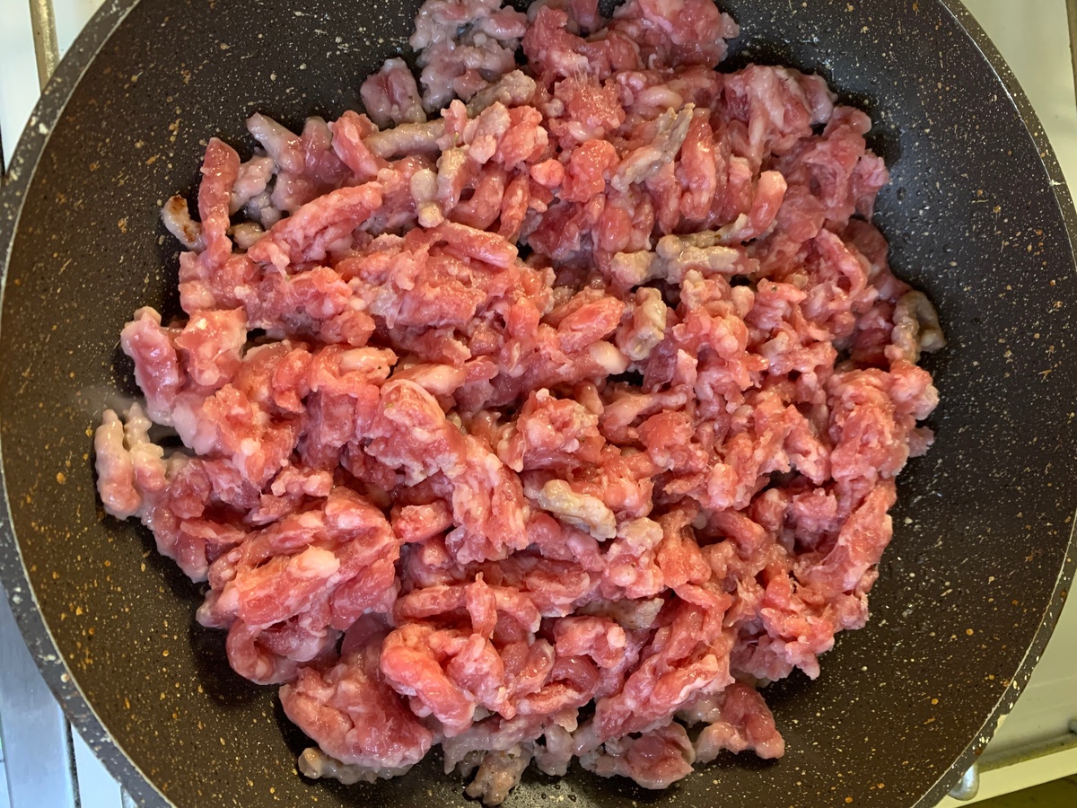 Обжариваем фарш на небольшом количестве растительного масла