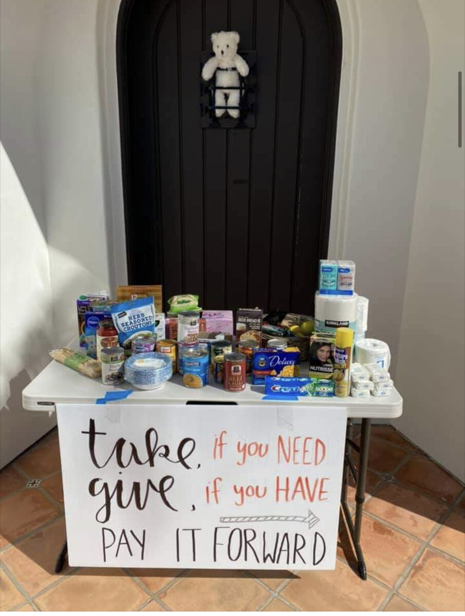 Многие соседи поставили вот такие столики с продуктами и самым необходимым: "Возьми, если нуждаешься; отдай, если есть". Абсолютно любой мог взять то, что ему было бы нужно. 