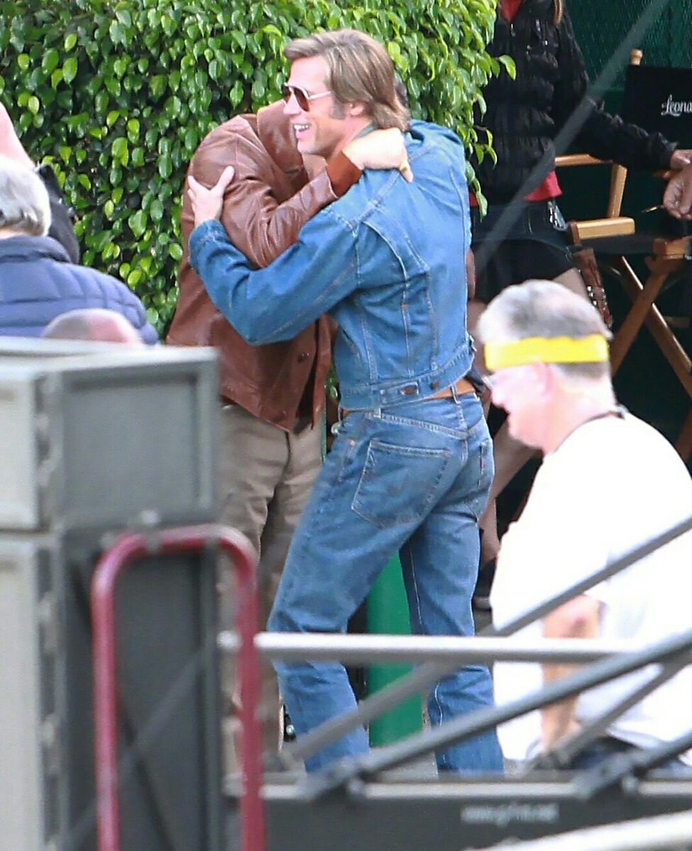 Брэд питт на съемках. Съемка фильма с леонардо ди каприо. Леонардо ди каприо на съемках. Леонардо ди каприо съемки. Леонардо ди каприо однажды в голливуде.