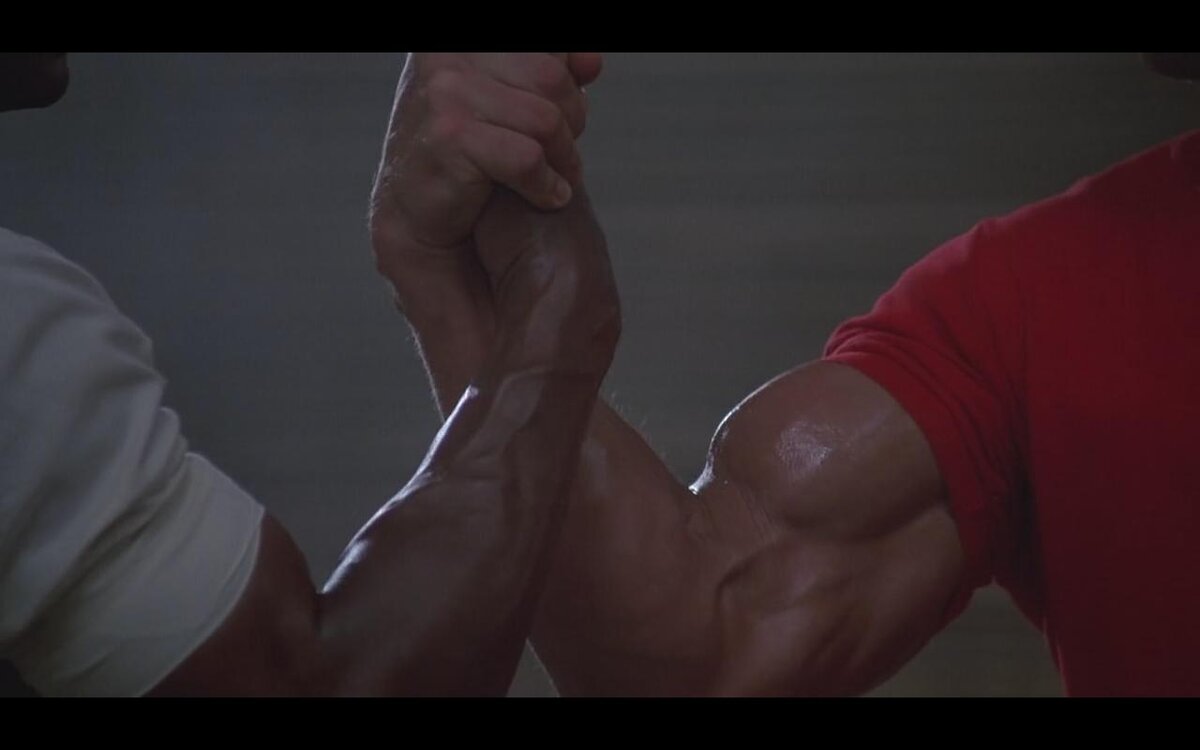 На съемках "Хищника" Арнольд уже лет семь как завязал с культуризмом... но банки все равно были здоровенные