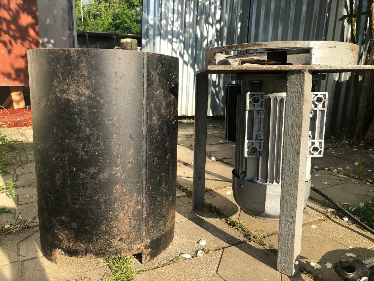 Движок: 220 В, 2,2 кВт, 2800 оборотов. Фото автора