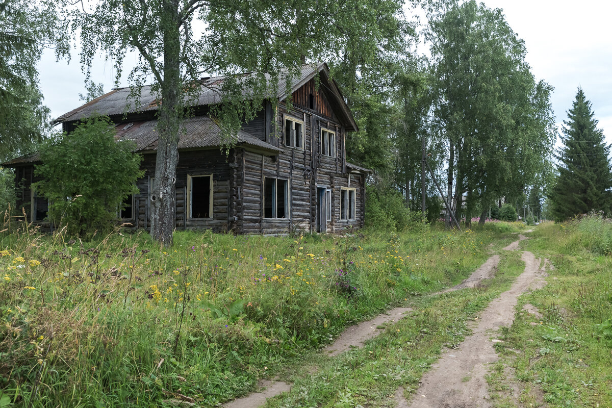 Судя по остаткам интерьера, этот дом скорее всего был каким-то общественным учреждением. Листайте фото