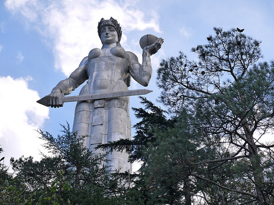 Современный монумент