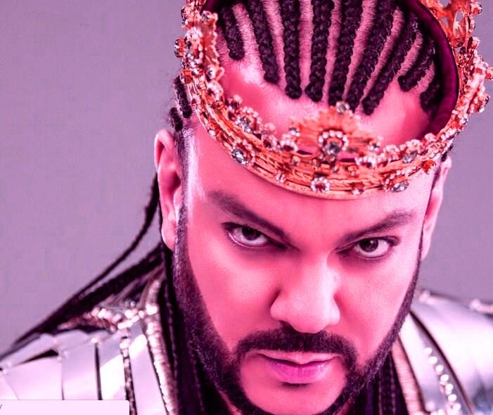  наш король непрерывно хайпит на сцене в разных образах