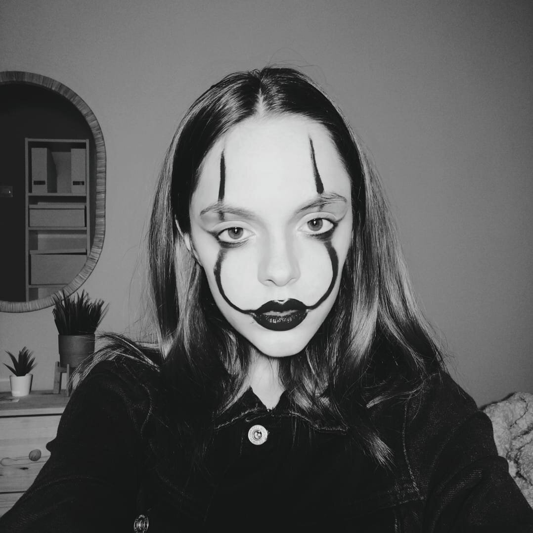 Вчера вечером дочка поэкспериментировала с макияжем к Halloween, по-моему, очень классно у нее вышло. В ноябре ей 14 лет- подарим сертификат на обучение у очень популярного визажиста в г.Белгород. 