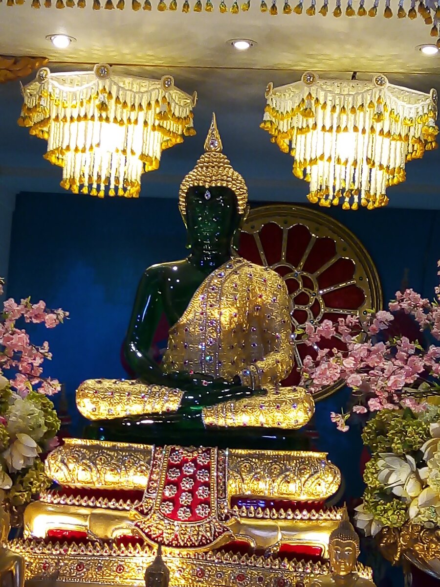 одеяние Будды в сезон дождей