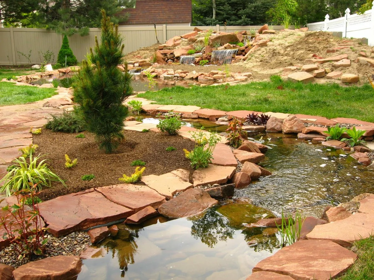 Ручей на дачном участке.