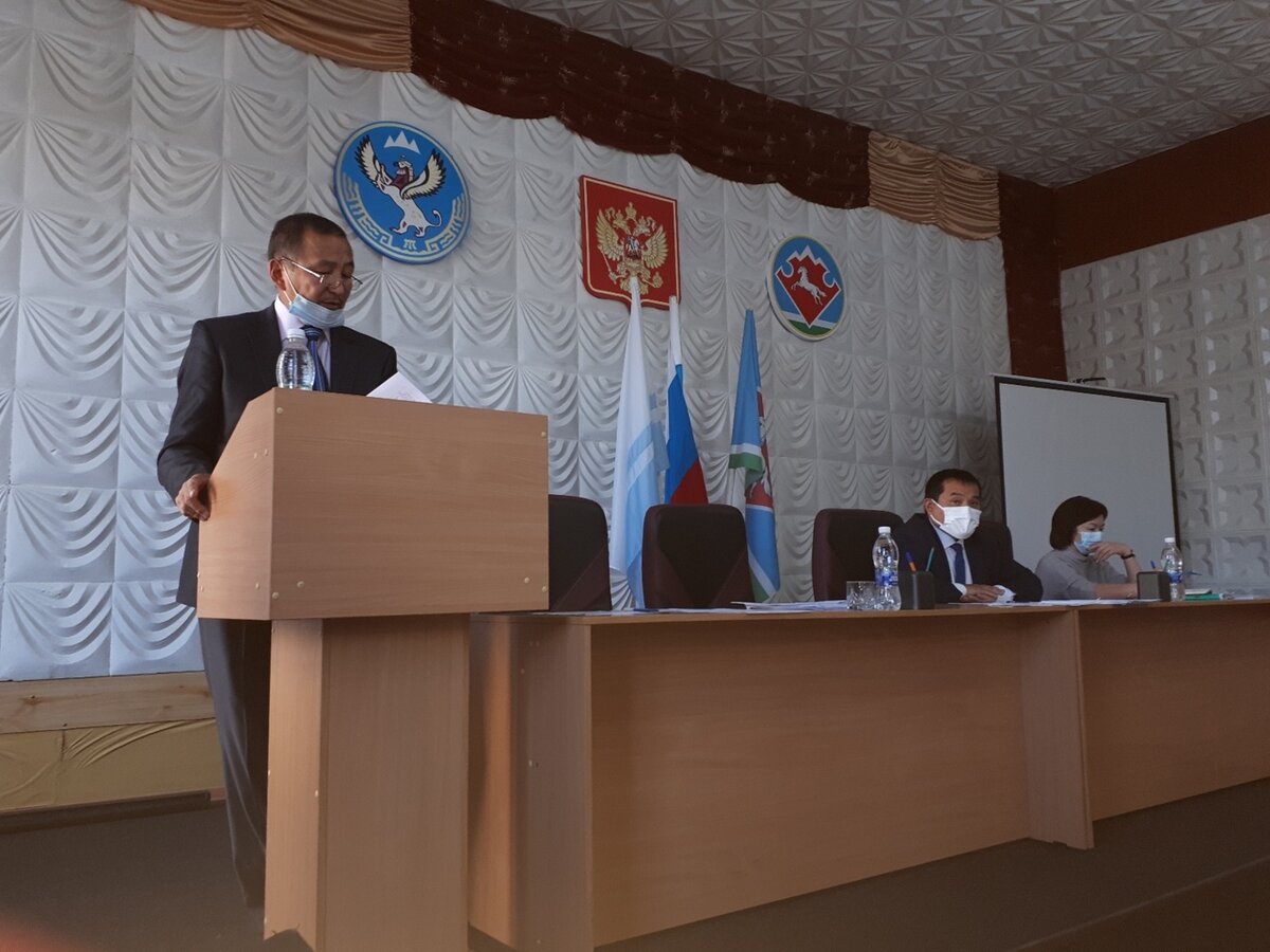 Спикер Мекечинов докладывает о выборах нового главы Усть-Канского района 