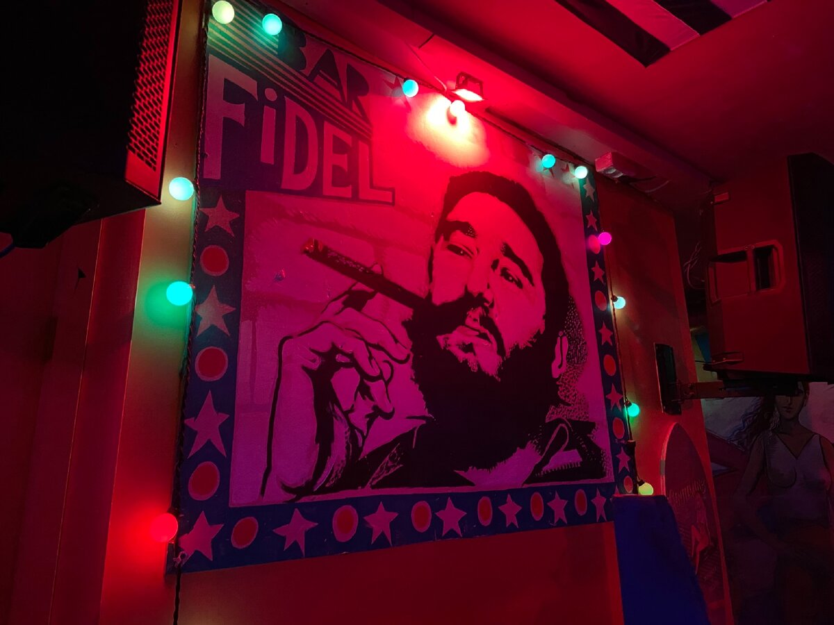 Мой бар пропитан Кубинской республикой и духом великого Кастро, где ещё попробовать кубинский ром, как не в кубинском баре?) 