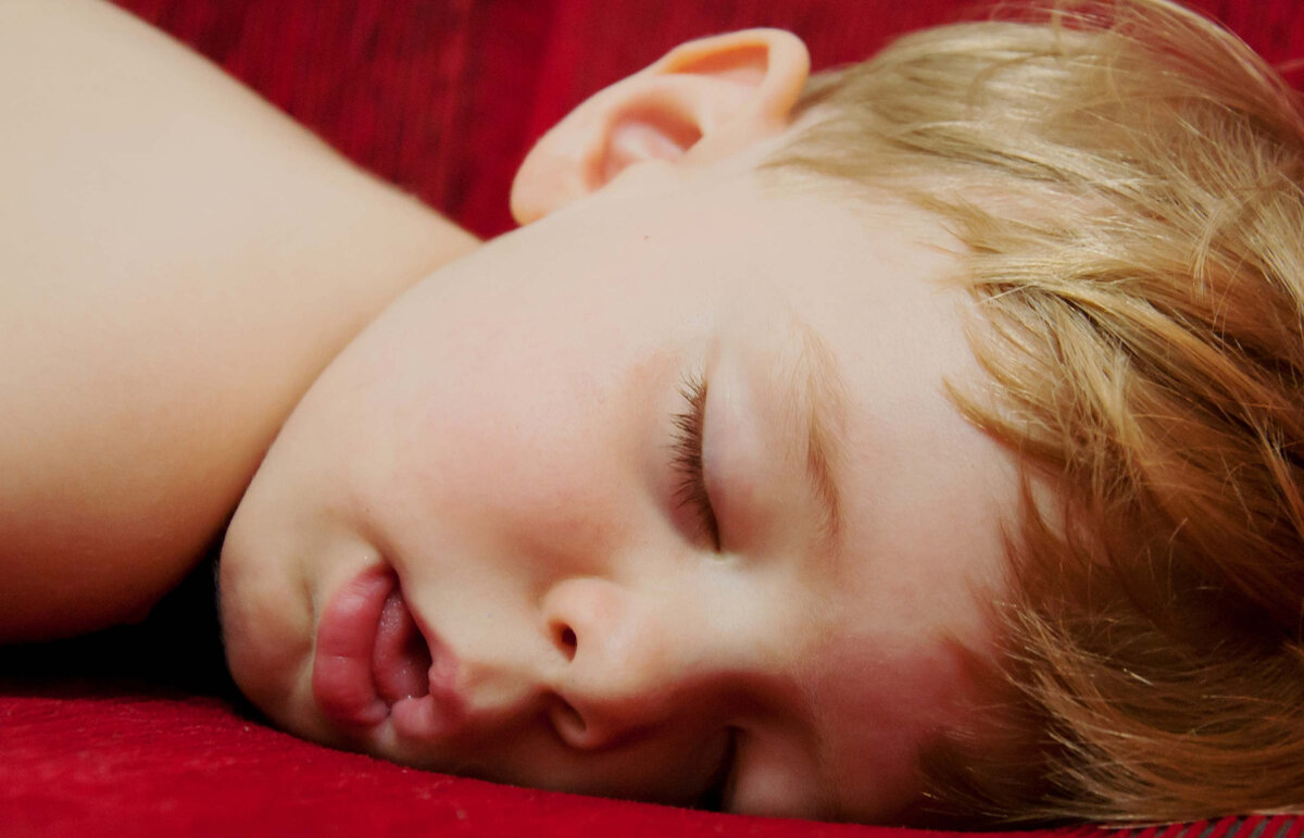 Сплю дышу ртом. Спящие дети с открытым ртом. Дети спят с открытыми ртами.