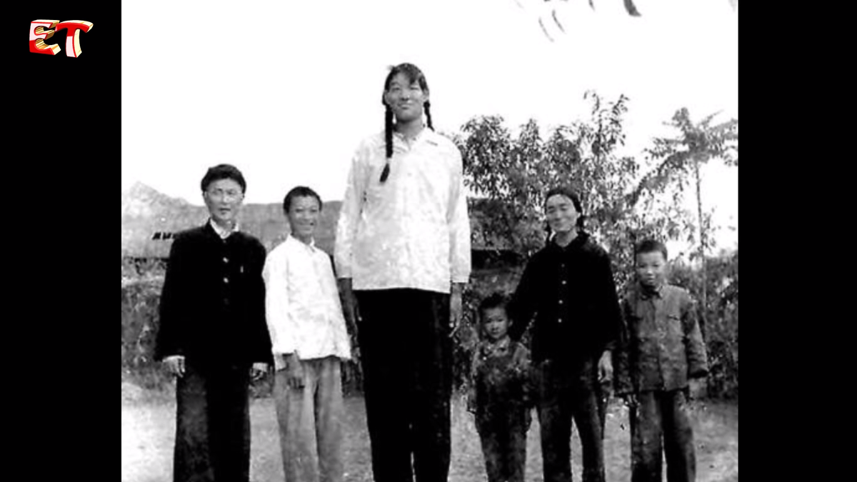 Цзэн в подростковом возрасте  с друзьями.(скриншот из видео )на ютубе