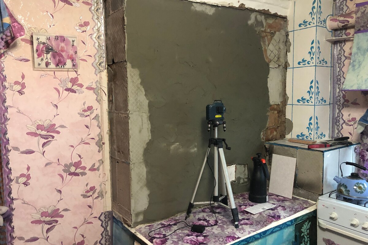 В работе хорошо помогает лазерный уровень, чтобы все было ровно и без перекосов.