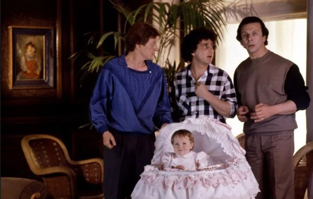 Мужчина в люльке. Трое мужчин и младенец в люльке 1985. Трое мужчин и младенец в люльке (3 hommes et un couffin). Комедия про мужчину младенца.
