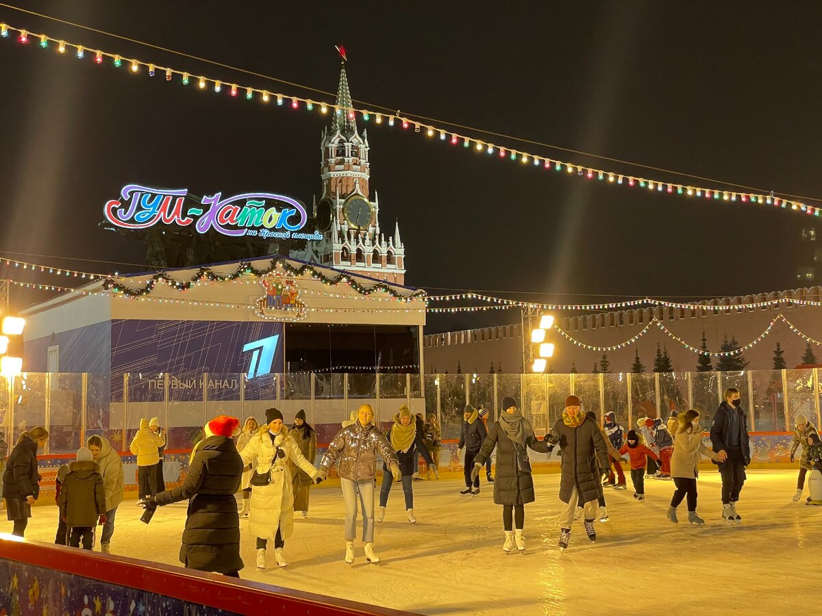 В центре Красной площади - каток, почти все без масок, атмосфера праздничная