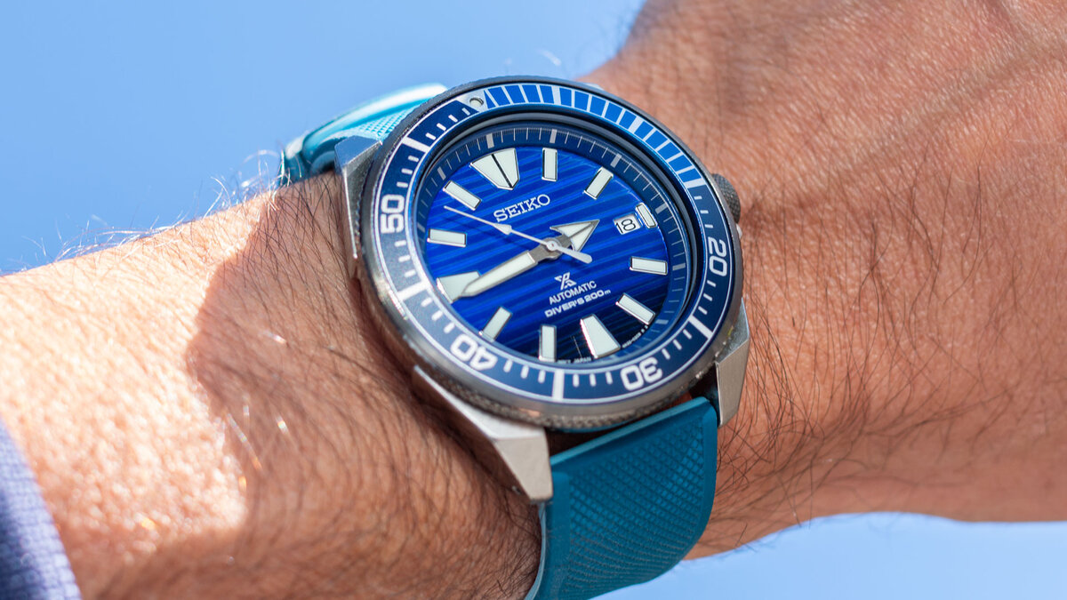 Сейко Самурай на руке, фотография взята с сайта https://www.ablogtowatch.com/seiko-prospex-srpc93-save-the-ocean-samurai-dive-watch-review/