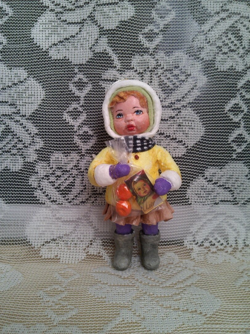 Елочная игрушка из ваты: девочка с гостинцем. 