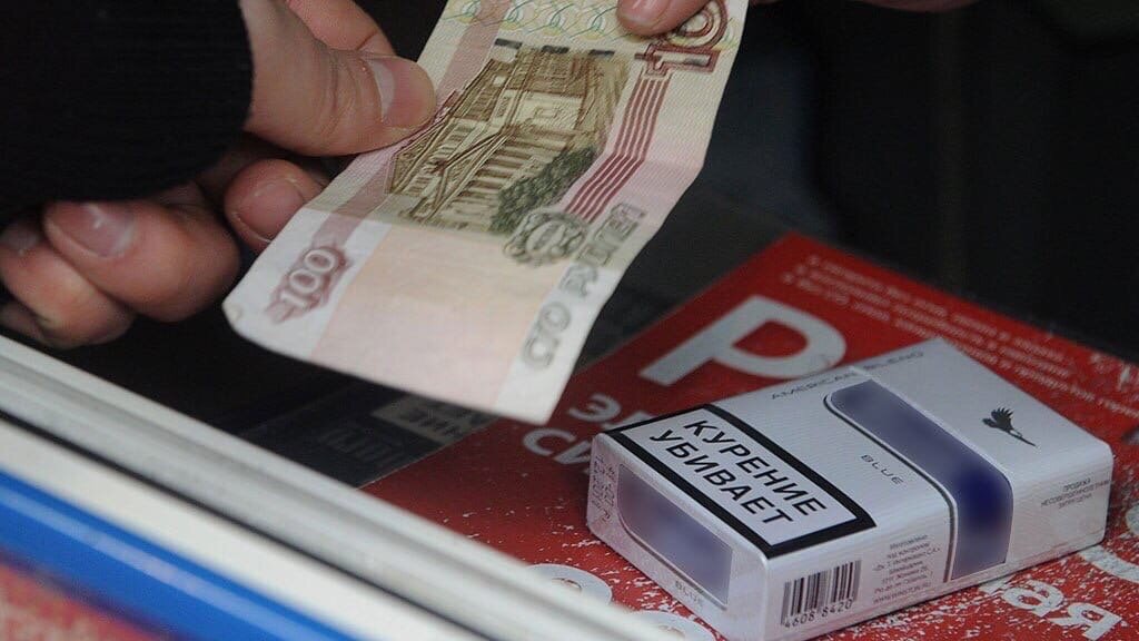 Курение сильно бьет по бюджету. Если внимательно посчитать, сколько денег уходит в месяц на курение, и сложить их в конверт, то в конце месяца получится серьезная сумма, которая может послужить в качестве вознаграждения вам, за проделанный, нелегкий труд. В случае, если вас интересует самый легкий способ, позволяющий бросить курить, то знайте, он заключается в том, что нужно просто взять и прекратить курить. Если проблема является серьезной для вас, можно воспользоваться никотиновой жевательной резинкой, которую требуется разжевывать во рту медленным образом, удерживая при этом слюну, после чего медленно глотая. Такая резинка отличается неприятным вкусом, запахом, возможны и различные проблемы, связанные с ЖКТ. Все это позволит понять, что требуется незамедлительно избавиться от курения, чтобы не нанести еще больше вреда своему организму.