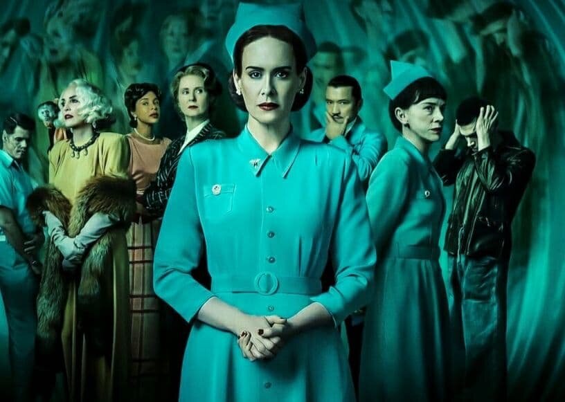 Официальный постер сериала "Рэтчед" 2020. Актёры слева-направо: Чарли Карвер в роли медбрата Хака Финнигана, Шэрон Стоун в роли Ленор Осгуд, Софи Аконедо в роли Шарлоты Уэлс, Синтия Никсон в роли Гвендалин Брикс, Сара Полсон в роли Мидред Рэтчед, Джон Брионес в роли доктора Ричарда Ганновера, Джуди Дэвис в роли старшей сестры Бетси Букет и Финн Уиттрок в роли маньяка-убийцы Эдмунда Толлесона