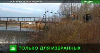 Скриншот из видеосюжета НТВ, посвященного проблеме перекрытия пешеходного прохода между поселками